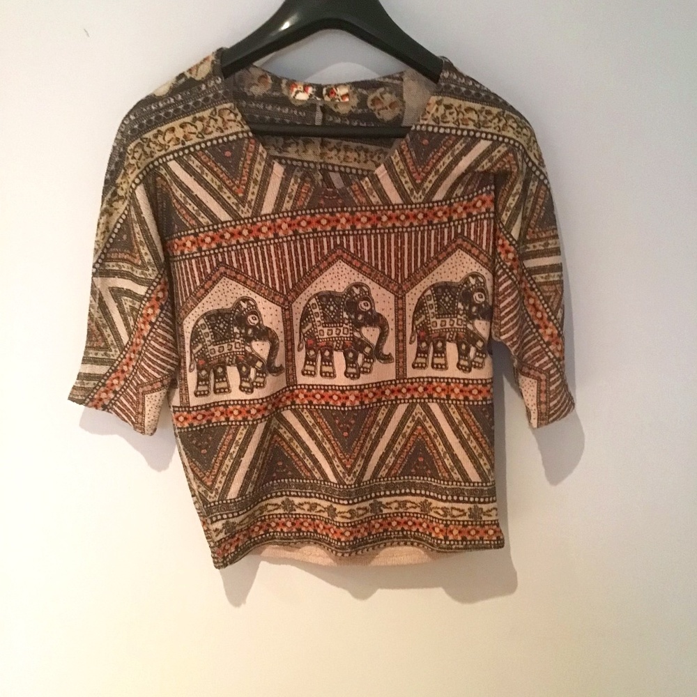 Unique short top with 3/4 length sleeves